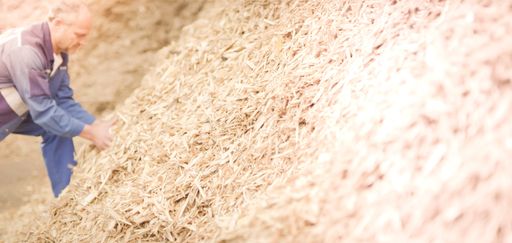 Bereits vor Jahren wurde bei Tirol Milch in ein
Biomasse-Heizwerk investiert, um unabhängig von fossilen
Energieträgern zu werden.