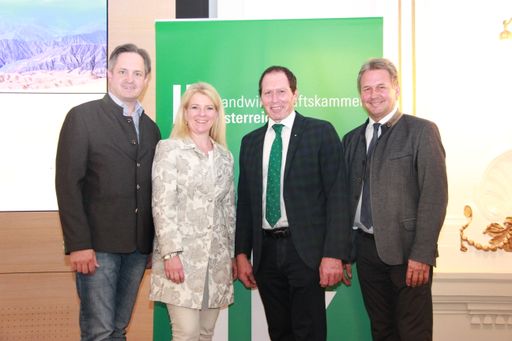 Der wiedergewählte LKÖ-Präsident Josef Moosbrugger (2. v. r.) und
seine Vizepräsidenten, LK Niederösterreich-Präsident Johannes
Schmuckenschlager (1. v. l.), Bundesbäuerin Irene Neumann-Hartberger
und LK Steiermark-Präsident Franz Titschenbacher (1. v. r.)
