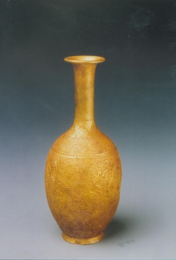 Goldene Langhalsvase mit einem Muster aus verwobenen Zweigen
Liao-Dynastie (916-1125) Höhe 16,7 cm, Breite 8 cm. Langhalsvasen
werden seit der Zeit der Tangund Song-Dynastie zum Lagern von Wein
verwen-det. Blumenmuster sind ein wichtiger Bestandteil der
Dekoration von Silber- und Goldgefässen aus der Zeit der
Liao-Dynastie. Muster aus verwobenen Zweigen, Kränzen, verknoteten
Blumen und abgebrochenen Zweigen mit Blüten sind häufig auf
Silberund Goldgefässen aus der frühen und mittleren Liao-Dynastie zu
finden, während in der mittleren und späten Zeit ein Muster aus sehr
überzeugend dargestellten abgebrochenen Zweigen aufkam. / Weiterer
Text über ots und www.presseportal.ch/de/nr/100052598 / Die
Verwendung dieses Bildes ist für redaktionelle Zwecke honorarfrei.
Veröffentlichung bitte unter Quellenangabe: "obs/Liechtensteinisches
Landesmuseum/National Museum von China"