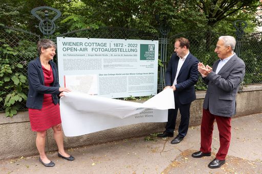  v.l.n.r. Silvia Nossek (Bezirksvorsteherin 18.
Bezirk), Daniel Resch (Bezirksvorsteher 19. Bezirk) und Thomas
Feiger (Präsident des Wiener Cottage Vereins und Kurator der
Ausstellung) eröffnen die Fotoausstellung © Katharina Schiffl
