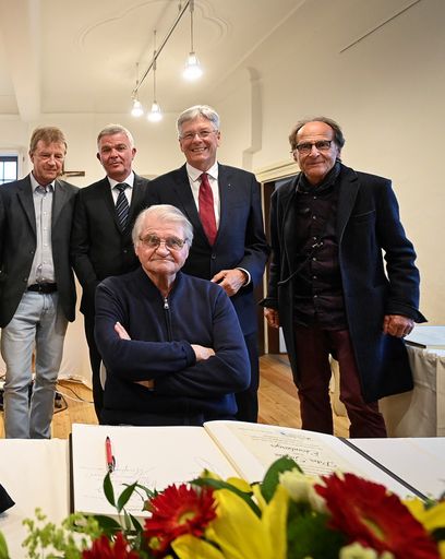 LPD Kärnten/Helge Bauer....Verleihung
Ehrenbürgerschaft an Peter Turrini. v l.: Kulturreferent Maria Saal,
Heinz Christian Hammerschlag, Bürgermeister Maria Saal Franz
Pfaller, LH Peter Kaiser, Manfred Bockelmann und Peter Turrini