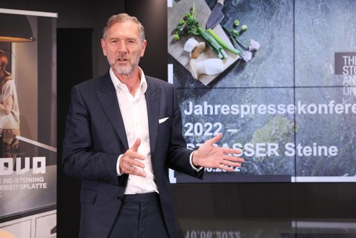 Vorschau Bild von STRASSER Steine-Geschäftsführer Johannes Artmayr:
„Mit dem Re-Stoning-System machen wir Natursteinarbeitsplatten zu
100 Prozent recycelbar – das ist eine Weltneuheit.“