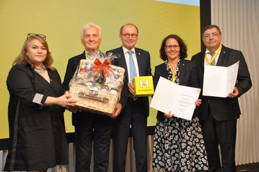  Elisabeth Anselm, Geschäftsführerin Hilfswerk
Österreich (links) und Othmar Karas, Präsident Hilfswerk Österreich
(Mitte) mit den frisch ausgezeichneten Trägerinnen und Trägern der
Hilfswerk Ehrennadel Gregor Hammerl, Obmann Hilfswerk Steiermark,
Daniela Gutschi, Landesrätin für Bildung, Öffentliche
Pflichtschulen, Natur und Nationalpark Salzburg und Oswald
Klikovits, ehem. Obmann Hilfswerk Burgendland v.l.n.r.