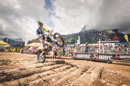 Vorschau Bild von Die Red Bull Erzbergrodeo Arena ist das pulsierende
Event-Zentrum mit spektakulären Side-Events wie der offiziellen
Fahrervorstellung