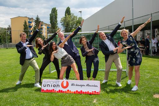 Das wiedergewählte Vorstandsteam nach dem 25.
Ordentlichen Bundestag der SPORTUNION Österreich v.l.n.r.:
Finanzreferent Wilfried Drexler, Vizepräsidentin Michaela Huber,
Vorstandsmitglied Pamela Forster, Präsident Peter McDonald,
Vizepräsidentin Karoline Edtstadler, Vorstandsmitglied Urs Tanner
und Vizepräsidentin Yvonne Schuring