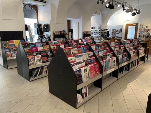  Hier ist ein Teil der neuen umfangreichen
Pop-Abteilung im Musikhaus Doblinger zu sehen.