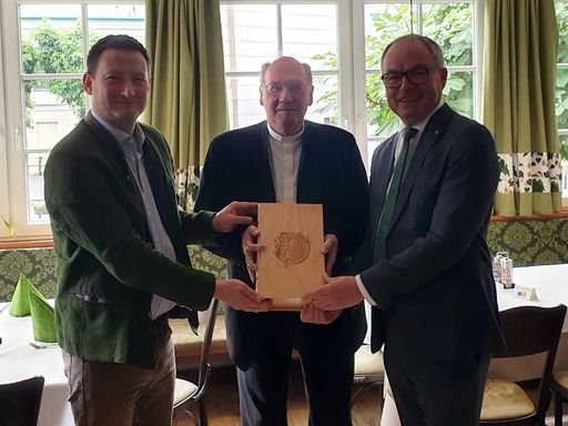NÖ Bauernbundobmann LH-Stv. Stephan Pernkopf und NÖ
Bauernbunddirektor Paul Nemecek gratulieren Bischof Alois Schwarz
zum 70. Geburtstag.