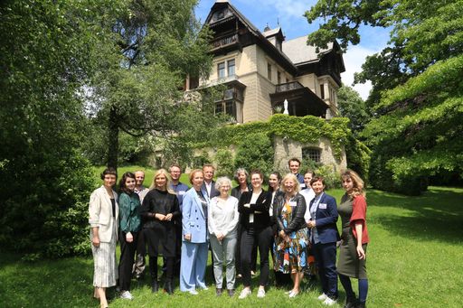 https://www.apa-fotoservice.at/galerie/29452 Die Vortragenden
beim 1. Gustav Klimt-Symposium v.l.n.r.: Sandra M. Dzialek, Laura
Erhold, Markus Fellinger, Sandra Tretter, Hans-Peter Wipplinger,
Andrea Jungmann, Peter Weinhäupl, Jane Kallir, Marian
Bisanz-Prakken, Liza Fügenschuh, Barbara Marx, Elisabeth Dutz,
Dominik Papst, Sandra Gradisnik, Sonja Niederacher, Julia Asenbaum