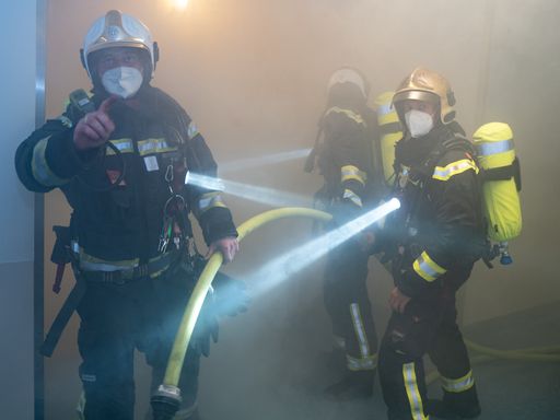 Die Feuerwehr kommt auf die Bettenstation im 4.
Stock, auf der ein Brand ausgebrochen ist.