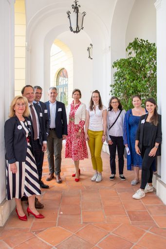 V l n r: Prof.Dr. Ruth Ladenstein, PD Dr. Florian
Lagler, Prof.Dr. Daniel Wegbuber, Prof.Dr. ernst Eber, Andrea
Mikolasek, Lisa Ameshofer MSc, Mag. Bettina Gadner, Christiana
Echtner, Angelika Muggi MSc, BSc.