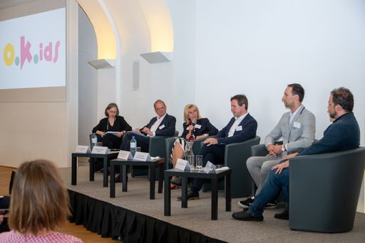 Vorschau Bild von OKIDS Roundtable v l n r: VR DI Dr. Michaela Fritz,
KR Mag. Alexander Herzog, Prof.Dr. Ruth Ladenstein, PD Dr. Johannes
Pleiner-Duxneuner, Ing. Claas Röhl, Dr. Stefan Strasser