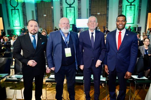 v.l.n.r.: Klemens Hallmann (CEO Hallmann Holding), Frans
Timmermans (Vizepräsident der Europäischen Kommission), Alexander
van der Bellen (Bundespräsident), Michael S. Regan (Leiter der
US-Umweltschutzbehörde)