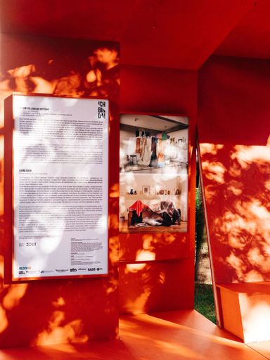 Vorschau Bild von Ausstellungsansicht von "ICH BIN DA!" am
Bischof-Reinhold-Stecher-Platz in Innsbruck. Der Entwurf von
Architekturstudierenden am Institut für Gestaltung.studio2 der
Universität Innsbruck erinnert an gefaltete Kartons, die obdachlose
Menschen mitunter als schützende Hülle einsetzen. Er dient zugleich
als Aufenthaltsort auf dem zentral gelegenen und doch
vernachlässigten Platz – und ist dabei auch Ausstellungsfläche und
Veranstaltungsraum. Entwickelt wurde das Projekt gemeinsam mit der
Tiroler Straßenzeitung 20er. Die Redaktion hat die Künstlerin Jana
Sophia Nolle als ausstellende Fotografin eingeladen. Sie
fotografiert innerhalb der Langzeit-Serie "LIVING ROOM" seit 2018
die Behausungen von obdachlosen Menschen in den Wohnzimmern der
Wohlhabenden – bisher in San Francisco und Berlin, künftig auch in
Paris und weiteren europäischen Metropolen.