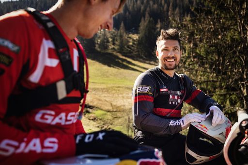 Marcel Hirscher mit Enduro-Profi Michael Walkner