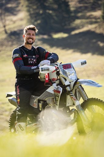 Vorschau Bild von Marcel Hirscher auf einem Enduro-Motorrad.