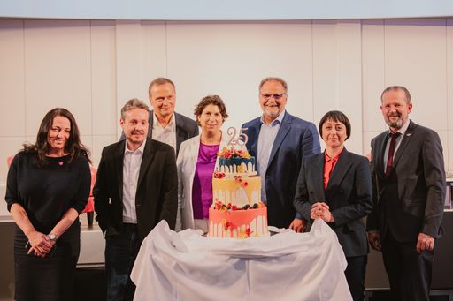 Gemeinsam mit ihren Mitarbeiter:innen und
wichtigsten Wegbegleiter:innen feierte die Hochschule Anfang Juni
ihr 25-jähriges Jubiläum.