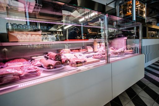 Vorschau Bild von Das Team vom Dogenhof eröffnet in der Praterstraße
neue Gastwirtschaft mit eigener Fleischerei und Bier aus dem Tank