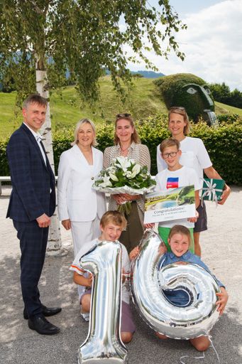 v.l.: Stefan Isser und Carla Rumler (Swarovski
Kristallwelten) begrüßten Isabel Pöhlmann und Kerstin Jastrub mit
ihren Kindern Mika (Mitte) sowie Ludwig und Antonia Pöhlmann (unten)
als 16-millionste Besucher in den Swarovski Kristallwelten in
Wattens/Tirol.