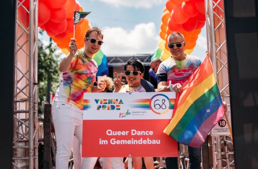 Vorschau Bild von LA HONG in einem exklusiven QUEER MOMENTS T-Shirt