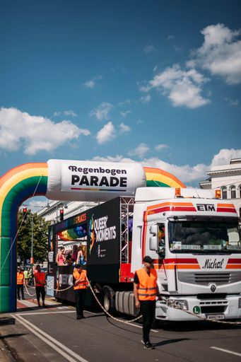 Vorschau Bild von Die Initiative QUEER MOMENTS nimmt an der
Regenbogenparade 2022 teil