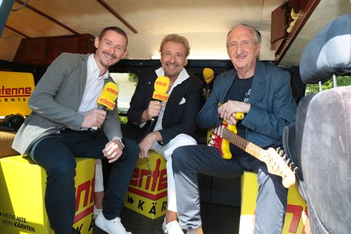 Vorschau Bild von Antenne Kärnten Moderator Joe Kohlhofer (l.) holte das
Piratensender Powerplay-Duo vors Mikrofon.