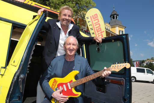 Vorschau Bild von Ein Lächeln sagt mehr als tausend Worte: Thomas Gottschalk und
Mike Krüger fühlen sich im Van sichtlich wohl.