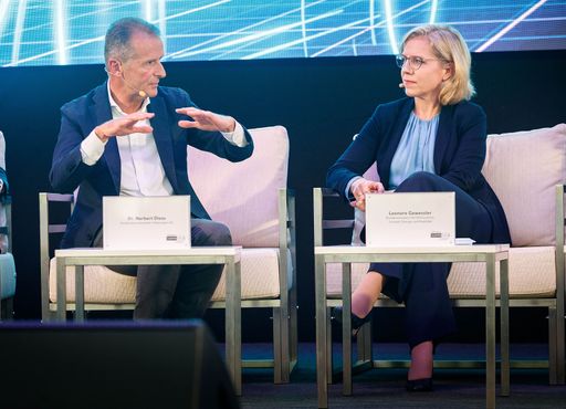 Vorschau Bild von Dr. Herbert Diess im Gespräch mit Ministerin
Leonore Gewessler