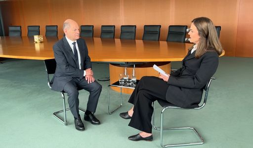 Bundeskanzler Olaf Scholz (SPD) im Interview mit dpa-Redakteurin
Friederike Heine. Nach seiner Rückkehr von dem gemeinsamen Besuch
mit Frankreichs Präsident Macron und Italiens Premierminister Draghi
in Kiew hat Bundeskanzler Olaf Scholz einem internationalen
Konsortium von Nachrichtenagenturen in Berlin ein Interview gegeben.
In dem von der Deutschen Presse-Agentur (dpa) organisierten Gespräch
äußerte sich Scholz ausführlich zu seinen Gesprächen mit dem
ukrainischen Staatspräsidenten Selenskyi und dem weiteren Vorgehen
des Westens gegen den russischen Angriffskrieg auf die Ukraine. /
Weiterer Text über ots und www.presseportal.de/nr/8218 / Die
Verwendung dieses Bildes ist für redaktionelle Zwecke unter
Beachtung ggf. genannter Nutzungsbedingungen honorarfrei.
Veröffentlichung bitte mit Bildrechte-Hinweis.