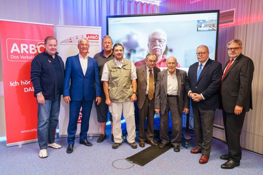 Das neu gewählte Präsidium vom ARBÖ-Wien v.l.n.r.:
Gottfried W. Sommer, Mag. Christoph Klein, Martin Kink, Ing. Gerald
Bertl, Dr. Hannes Wagner, Gusav Vollmann, Dr. Michael Ott und
ARBÖ-Wien Landesgeschäftsführer Günther Schweizer. Im Hintergrund
auf dem Screen: ARBÖ-Wien-Präsident Fritz Beidler