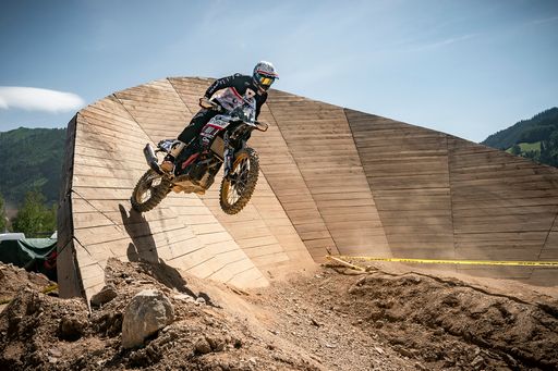 Vorschau Bild von Pol Tarres (ESP) auf seiner Yamaha Tenere 700
Zweizylinder Enduro, die er auch beim Red Bull Erzbergrodeo 2022 ins
Ziel bringen will