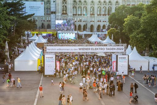 Ein Benefizkonzert unter dem Motto „Life Will Win“
direkt inmitten der Wiener Elektro Tage war ein weiteres Highlight
am Wiener Rathausplatz und eine wichtige Botschaft. Der Wiener
Bürgermeister Michael Ludwig, der ukrainische Botschafter in
Österreich, Vasyl Khymynets, Cornelius Granig vom Verein Ukraine
Hilfe und Alfred Strigl vom Institut für nachhaltige Entwicklung
waren an diesem Abend anwesend.