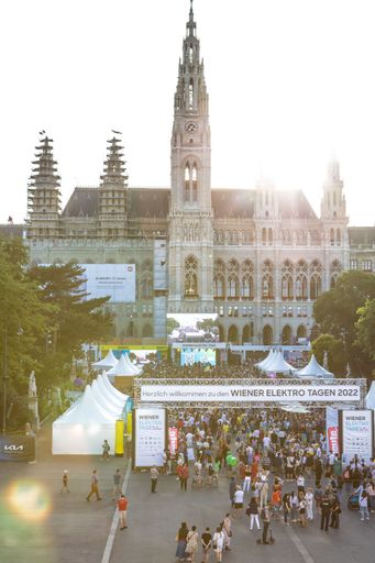Vorschau Bild von Ein Benefizkonzert unter dem Motto „Life Will Win“
direkt inmitten der Wiener Elektro Tage war ein weiteres Highlight
am Wiener Rathausplatz und eine wichtige Botschaft. Der Wiener
Bürgermeister Michael Ludwig, der ukrainische Botschafter in
Österreich, Vasyl Khymynets, Cornelius Granig vom Verein Ukraine
Hilfe und Alfred Strigl vom Institut für nachhaltige Entwicklung
waren an diesem Abend anwesend.