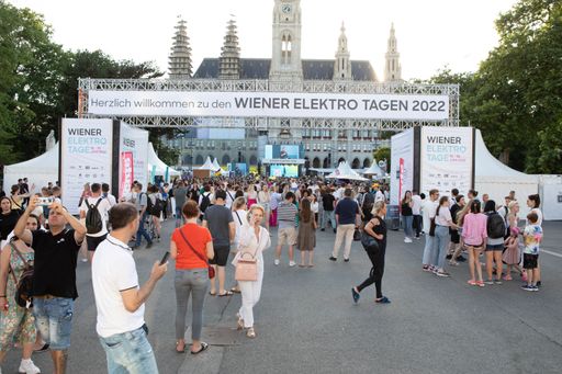 Vorschau Bild von Ein Benefizkonzert unter dem Motto „Life Will Win“
direkt inmitten der Wiener Elektro Tage war ein weiteres Highlight
am Wiener Rathausplatz und eine wichtige Botschaft. Der Wiener
Bürgermeister Michael Ludwig, der ukrainische Botschafter in
Österreich, Vasyl Khymynets, Cornelius Granig vom Verein Ukraine
Hilfe und Alfred Strigl vom Institut für nachhaltige Entwicklung
waren an diesem Abend anwesend.
