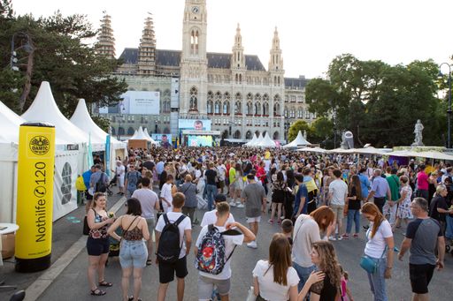 Vorschau Bild von Ein Benefizkonzert unter dem Motto „Life Will Win“
direkt inmitten der Wiener Elektro Tage war ein weiteres Highlight
am Wiener Rathausplatz und eine wichtige Botschaft. Der Wiener
Bürgermeister Michael Ludwig, der ukrainische Botschafter in
Österreich, Vasyl Khymynets, Cornelius Granig vom Verein Ukraine
Hilfe und Alfred Strigl vom Institut für nachhaltige Entwicklung
waren an diesem Abend anwesend.