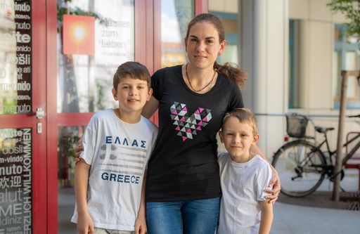 Anna (siehe Video anbei), eine ukrainische
Geologin, die mit ihren zwei Kindern aus Odessa flüchten musste und
nun in einem der Häuser zum Leben wohnt, sagt: „Ich bin für die
Hilfe von Wien und Österreich unglaublich dankbar. Ich schätze
dieses Haus und die Menschen, die hier arbeiten, die uns die
Möglichkeit geben, hier zu leben. Danke, wirklich, danke! Das ist
großartig!“