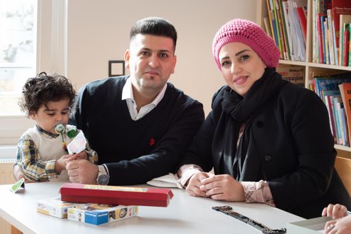 Vorschau Bild von Der Weltflüchtlingstag am 20. Juni erinnert
jährlich daran, dass weltweit Millionen von Menschen gezwungen sind,
aus ihrer Heimat zu fliehen. Die Häuser zum Leben wurden bereits im
Jahr 2015 aktiv und begannen sich ab diesem Zeitpunkt für die
Flüchtlingshilfe zu engagieren. Für die MitarbeiterInnen dieses
Teams war es bei Kriegsbeginn in der Ukraine selbstverständlich, die
Ärmel hochzukrempeln und zu helfen.