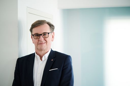 Vorschau Bild von Mag. Christian Hennefeind, Geschäftsführer
Kuratorium Wiener Pensionisten-Wohnhäuser: „Wir sehen es nicht nur
als unsere Pflicht die Stadt Wien und den Fonds Soziales Wien bei
der Bewältigung der aktuellen Herausforderungen zu unterstützen.
Vielmehr ist es unseren BewohnerInnen und allen MitarbeiterInnen ein
großes Anliegen, Flüchtlingsfamilien rasch und unbürokratisch zu
helfen.