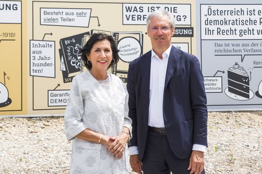 Vorschau Bild von Wien - Eröffnung der Ausstellung im Beisein von Dr.
Brigitte Bierlein, ehem. Bundeskanzlerin und Präsidentin des
Österreichischen VfGH Dr. Danielle Spera, Direktorin JMW Dr. Gerhard
Schuster, CEO Wien 3420 aspern Development AG Adina Seeger,
Kuratorin JMW Pia Plankensteiner, Künstlerin Christian Stromberger,
Donaustädter Kulturkommission xxxxxx Was Zuckerbäckerei mit der
Österreichischen Bundesverfassung zu tun hat? Deren Architekt Hans
Kelsen liebte neben der Reinen Rechtslehre auch die Süße von
Schwarzwälder Kirschtorte und luftigem Baiser. Was diese beiden
wiederum zu den perfekten Protagonistinnen der Outdoor-Ausstellung
"Was hat die Verfassung mit mir zu tun?" macht - soll das Projekt
des Jüdischen Museums Wien in Kooperation mit der Wien 3420 doch
gerade jungen Menschen so richtig Geschmack auf die Grundfesten
unserer Demokratie machen.