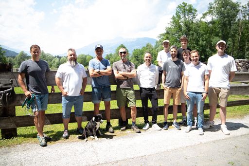 Vorschau Bild von Das Entwicklungsteam und die Landwirte beim
Anbringen der Test-Halsbänder am 15.06.2022 in Lavant, Osttirol.
Markus Hanser | Landwirt, Hannes Kranebitter | Micado, Johann Hanser
mit seinem Hirtenhund | Landwirt, Michael Eder | Brainflash, Andreas
Dorer | Micado, Thomas Leiter | Micado, Armin Hofmann | Micado
inmitten der Schüler der Projektgruppe | HAK Lienz Jonas Engl,
Sandro Santner, Fabian Bergmann und Max Haselmayer.