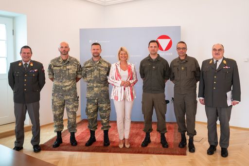 Vorschau Bild von Rossauer Kaserne, Wien, Österreich;..Gespräch mit
besten Milizwerbern am 24. Mai 2022.....Foto: BMLV/Laura
HEINSCHINK..