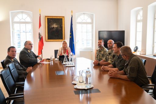 Vorschau Bild von Rossauer Kaserne, Wien, Österreich;..Gespräch mit
besten Milizwerbern am 24. Mai 2022.....Foto: BMLV/Laura
HEINSCHINK..