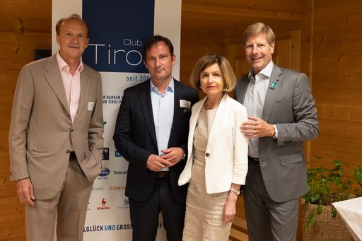 Vorschau Bild von v.l.: Peter Kunz, Vorstandsmitglied und Organisator
der Veranstaltung, Hermann Erlach (General Manager Microsoft
Österreich) Club Tirol Vizepräsidentin Renate Danler und Präsident
Julian Hadschieff