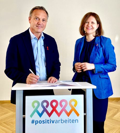  Prof. Dr. Robin Rumler, Geschäftsführer der Pfizer
Corporation Austria bei der Unterzeichnung der Deklaration
„#positivarbeiten“ mit Mag.a Andrea Brunner, Geschäftsführerin der
AIDS Hilfe Wien