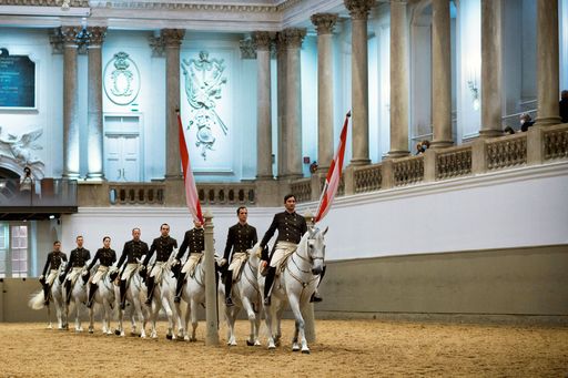  Einritt der Schulhengste und der Bereiter in der
Winterreithalle der Hofreitschule