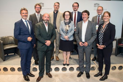 Von links: ARGE ÖVV Präsidiumsmitglied Wolfgang
Schroll, Mobilitätsverbünde Österreich Geschäftsleiter Alexander
Klein, Vorstandsdirektor Mobilität und Freizeit der Holding Graz
Mark Perz, Mobilitätsverbünde Österreich Präsidiumsmitglied
Christian Hildebrand, Bundesratspräsidentin Christine Schwarz-Fuchs,
VAO Geschäftsführer Stefan Mayr, Nationalratsabgeordneter Johannes
Margreiter, Moderator Gerald Gross, Vorstandsmitglied
ÖBB-Persohnenverkehr AG Sabine Stock