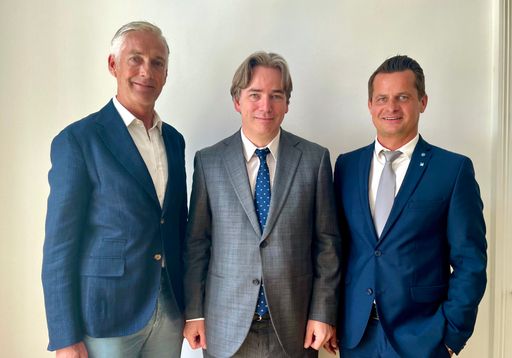 Im Gespräch (v.l.n.r.): Thomas Reisenzahn,
Geschäftsführer Tourismusberatung Prodinger & Partner; Dr. Roland
Weinrauch, Geschäftsführender Gesellschafter Weinrauch
Rechtsanwälte; Bmstr. DI Andreas Grabner, Vorstand und COO, C&P
Immobilien AG