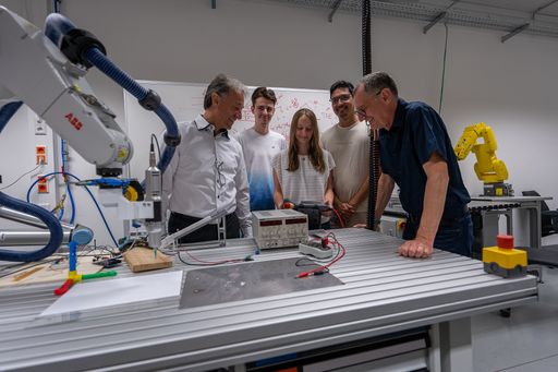 Eine neu entwickelte Doppellehre für das Berufsbild
„Prozesstechnik + Elektrotechnik: Anlagen- und Betriebstechnik“
richtet sich speziell an Maturant*innen der AHS und BHS, die FH
Kärnten bietet mit dem Studiengang „Systems Engineering“ parallel
dazu ein berufsbegleitendes Studium an. Mit an Bord sind Infineon
Technologies Austria AG, Flex, RHI Magnesita, die Berufsschule
Villach sowie die GPS – Lehrwerkstätte und die FH Kärnten.
