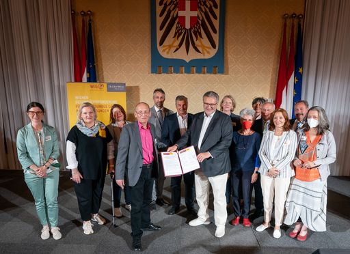(v.l.n.r.) Ursula Hübel (WiG), Veronika Holzgruber
(Vinzenz Gruppe Holding GmbH), Karin Schweinegger (Kuratorium Wiener
Pensionisten-Wohnhäuser), WiG-Geschäftsführer Dennis Beck , Erol
Hollawatsch (Gesundheitsverbund der Österreichischen
Gesundheitskasse), Kommerzialrat Peter Engelbrechtsmüller (AUVA),
Stadtrat für Soziales, Gesundheit und Sport Peter Hacker ,
Geschäftsführerin Christina Hattinger (Verband der
Privatkrankenanstalten Österreichs), Vizepräsidentin Birgit
Meinhard-Schiebel (Dachverband Wiener Sozialeinrichtungen), Oberin
Gabriele Thür (Wiener Gesundheitsverbund: Teilunternehmung
Pflegewohnhäuser und Geriatriezentren mit sozialmedizinischer
Betreuung), Robert Nikolaus Winkler (Verband der
Privatkrankenanstalten Österreichs), Generaldirektorin Evelyn
Kölldorfer-Leitgeb, (Wiener Gesundheitsverbund: Generaldirektion),
Stv. Direktor Siegfried Gierlinger (Wiener Gesundheitsverbund:
Teilunternehmung Universitätsklinikum AKH Wien), Sigrid Pilz (Wiener
Pflege-, Patientinnen- und Patientenanwaltschaft)