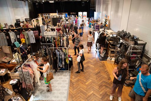  Bild zu OTS - Fesch’markt im Pförtnerhaus Vorarlberg, Marktplatz
im Innengebäude mit Ständen, Besucher:innen und Aussteller:innen