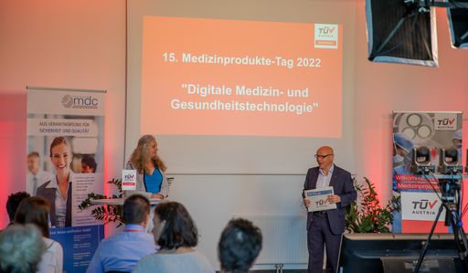 Vorschau Bild von Michaela Margetich, Assistenz Programmverantwortung
Medizintechnik, TÜV AUSTRIA Akademie und Christian Bayer,
Geschäftsführer des Bildungsinstituts der TÜV AUSTRIA Group,
eröffneten den TÜV AUSTRIA Medizinprodukte-Tag 2022 am TÜV AUSTRIA
Campus.